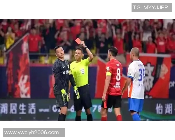 足球明星因场外行为被罚款引发球迷热议与媒体关注