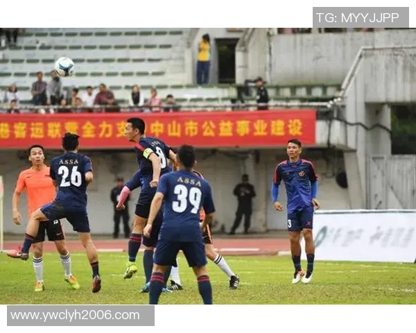 足球明星时尚风采解析:如何将运动与潮流完美结合